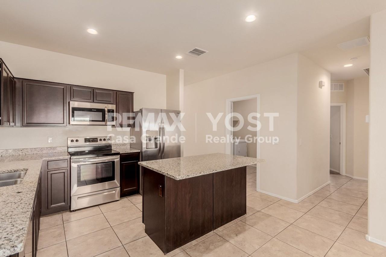 36502 W Barcelona Ln - Photo 4 of 17