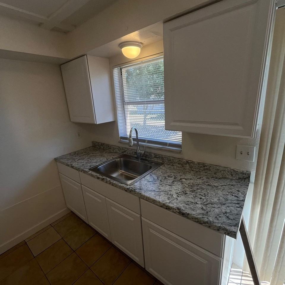 2160 Franklin St - Photo 2 of 11