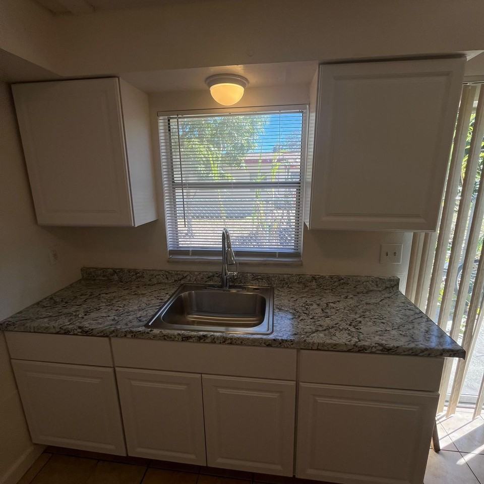 2160 Franklin St - Photo 3 of 11