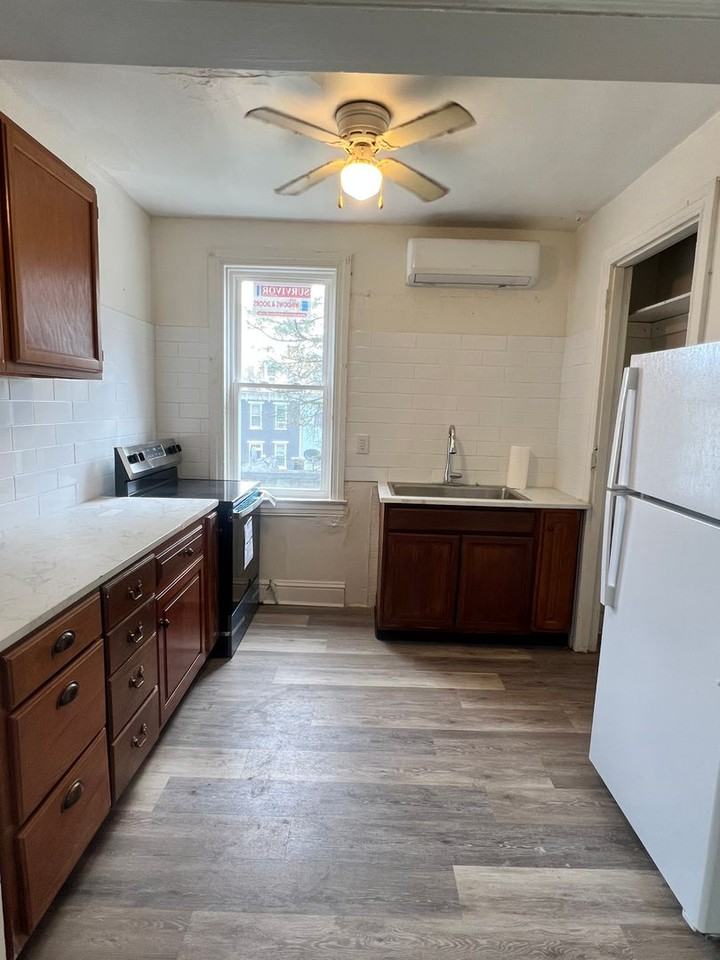 574 W Princess St - Photo 2 of 14
