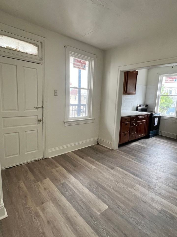 574 W Princess St - Photo 3 of 14