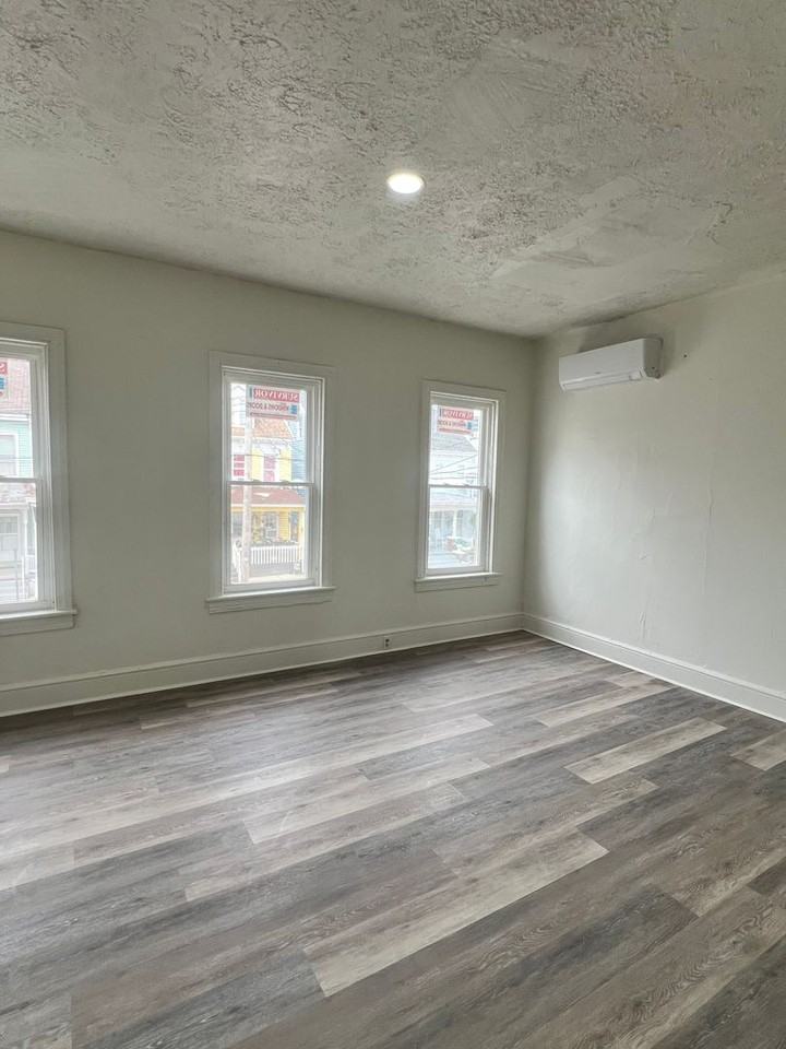 574 W Princess St - Photo 7 of 14