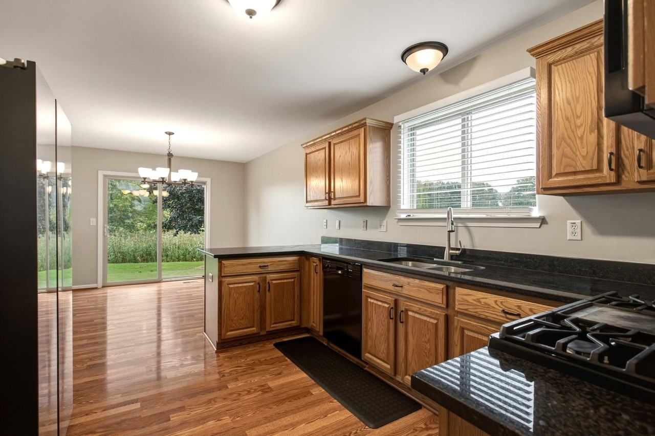 52496 Fox Pointe Dr - Photo 2 of 50