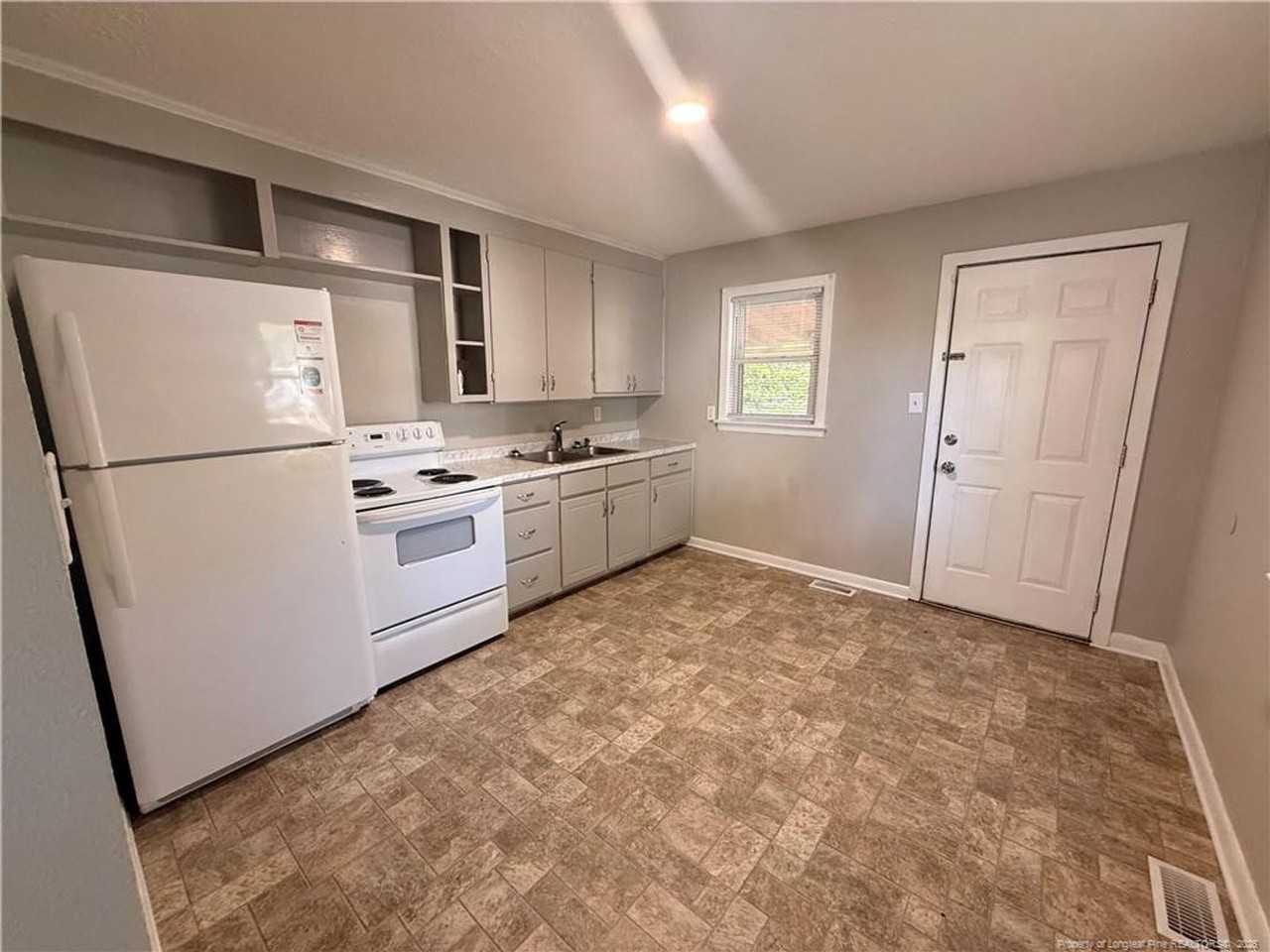 405 Laura Ct - Photo 3 of 8