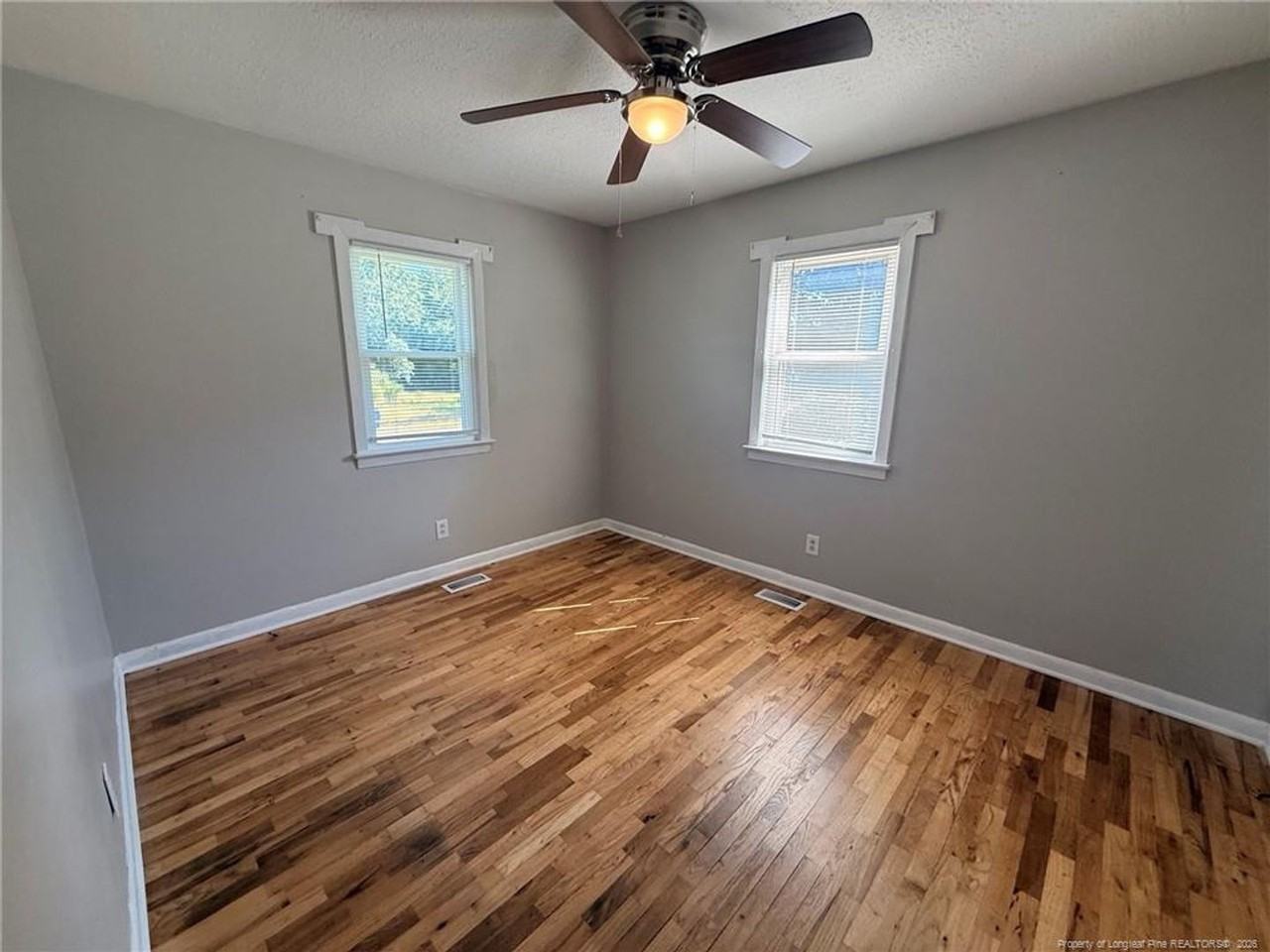 405 Laura Ct - Photo 4 of 8
