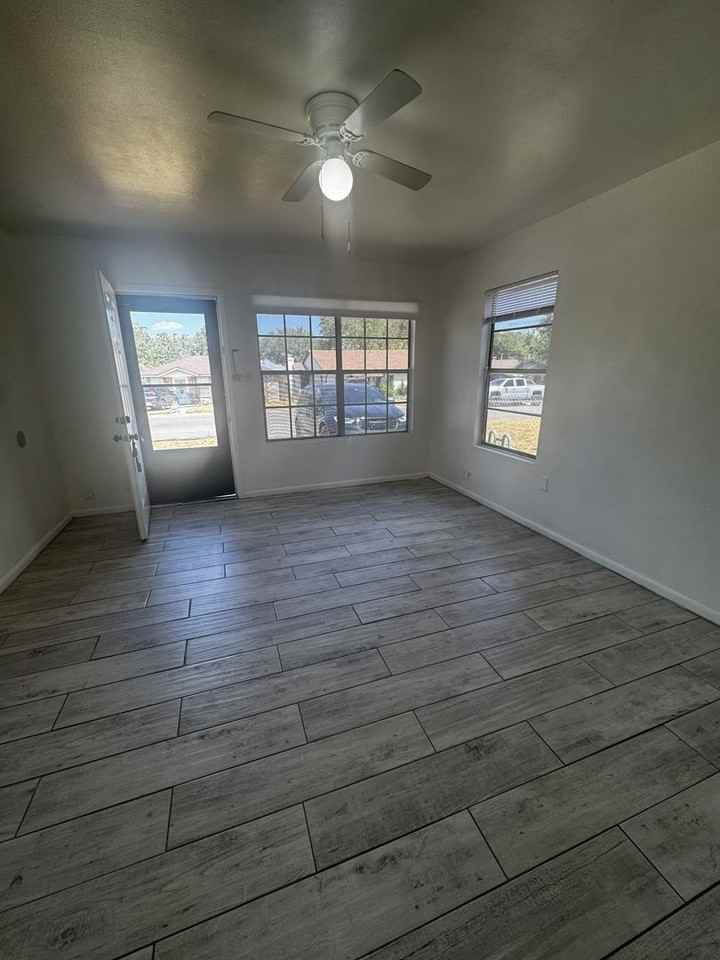 1203 Avenue C - Photo 3 of 17