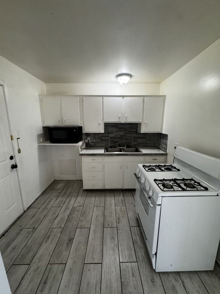 1203 Avenue C - Photo 4 of 17