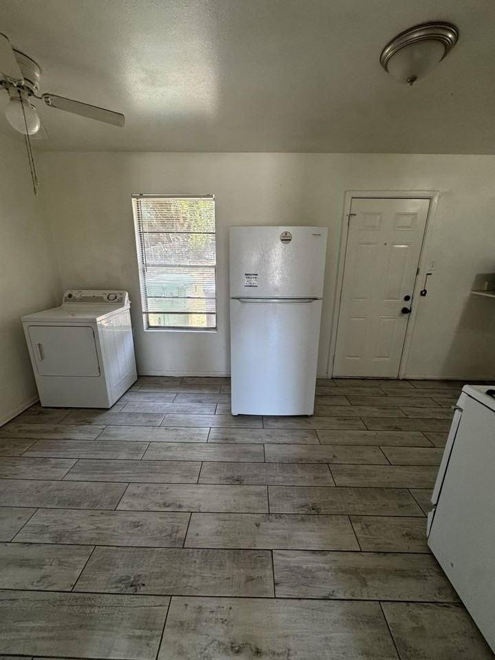 1203 Avenue C - Photo 5 of 17