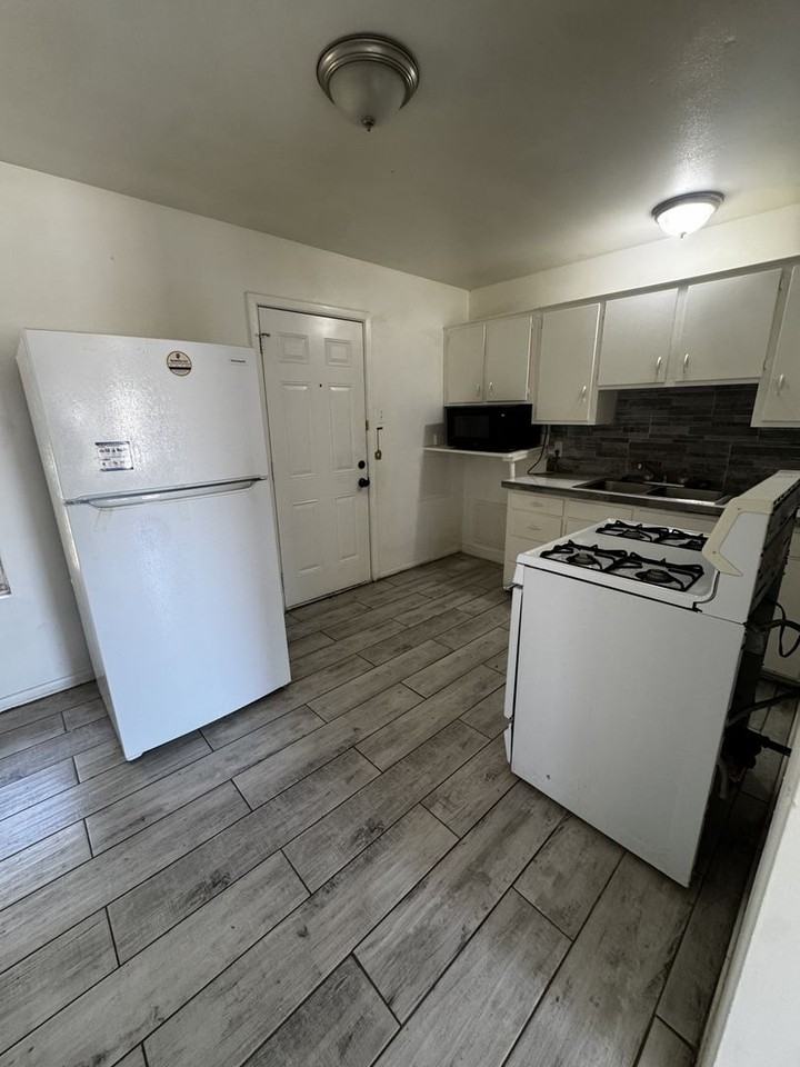 1203 Avenue C - Photo 6 of 17