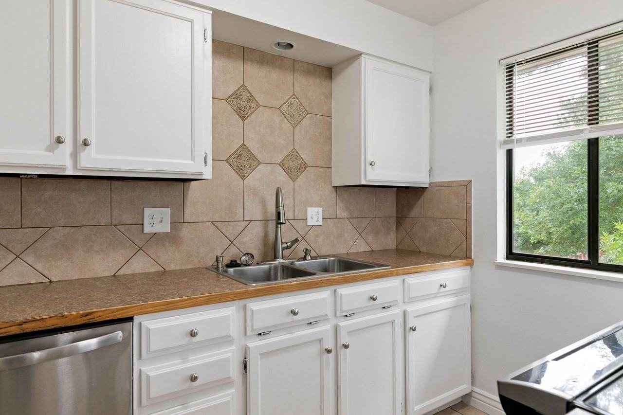 1906 S Custer Ave - Photo 4 of 28