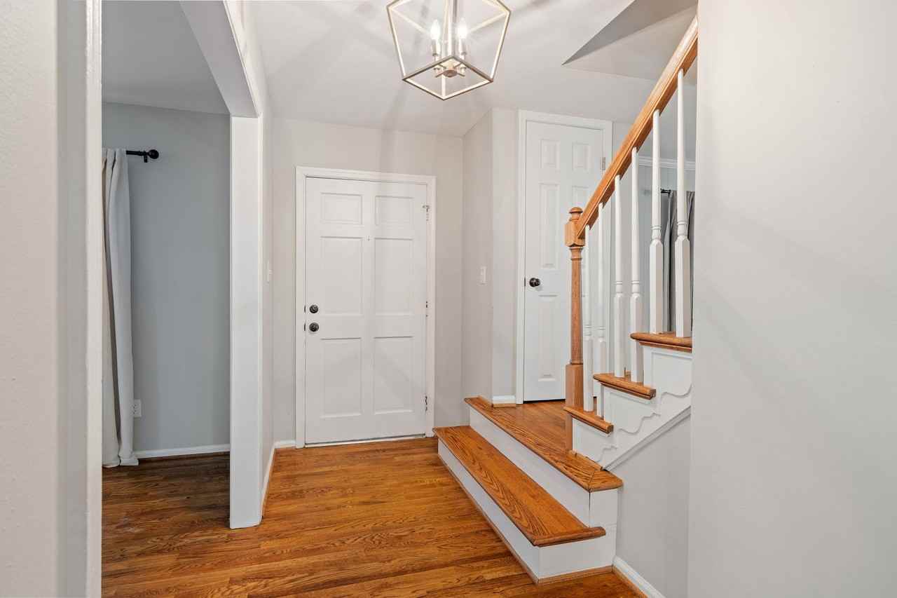 1041 Warminster Dr - Photo 6 of 41