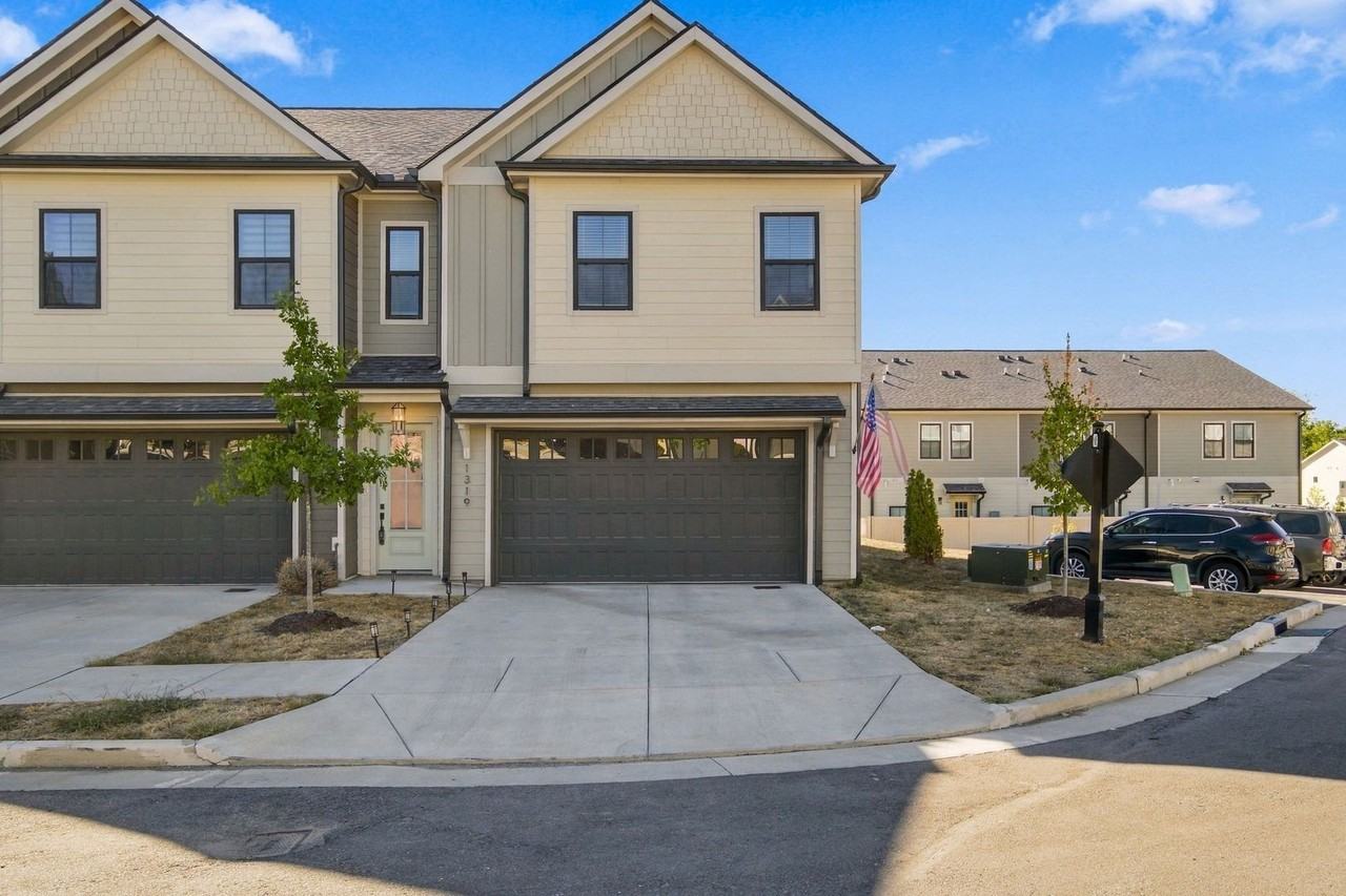 1319 Shannon Ln - Photo 3 of 37