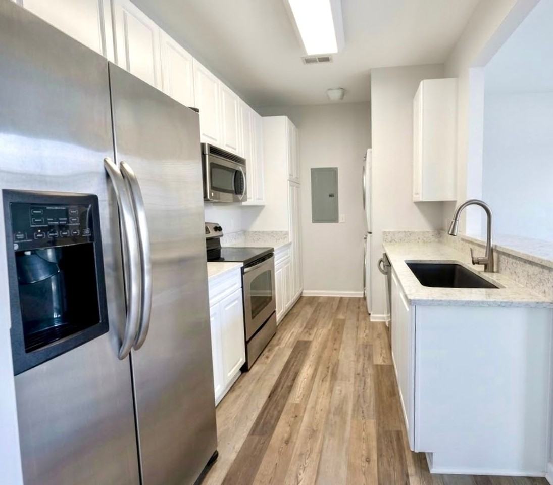 1008 Farrcroft Way - Photo 4 of 17