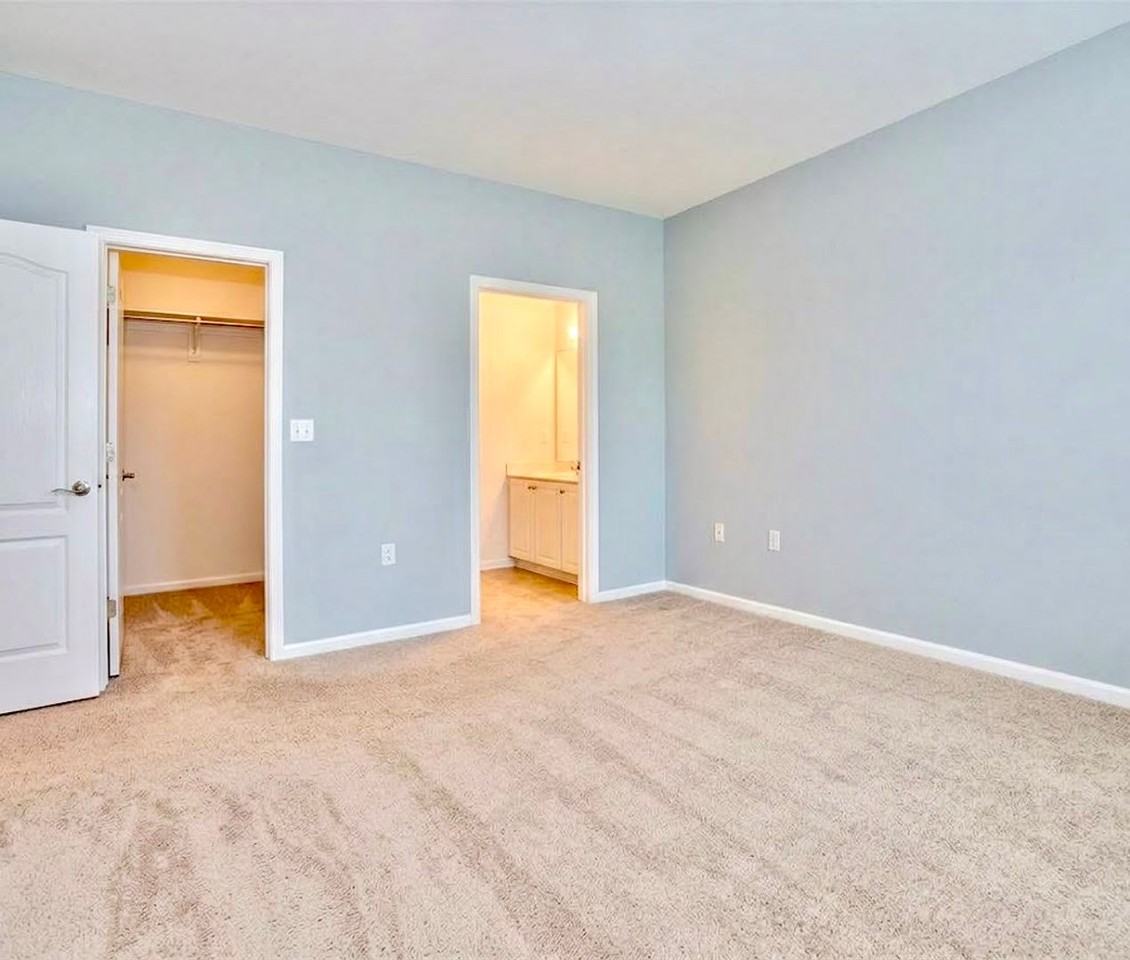 1008 Farrcroft Way - Photo 6 of 17