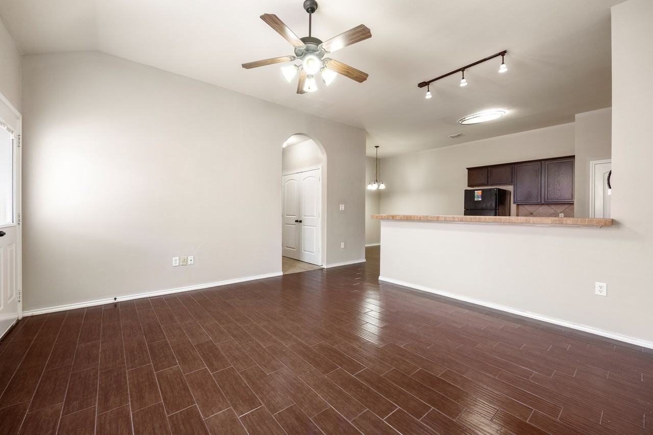 949 Brown Rock Dr - Photo 2 of 15