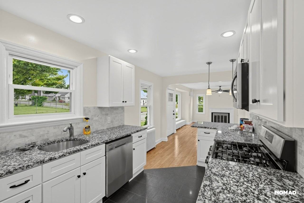 1052 Cortland St - Photo 6 of 29