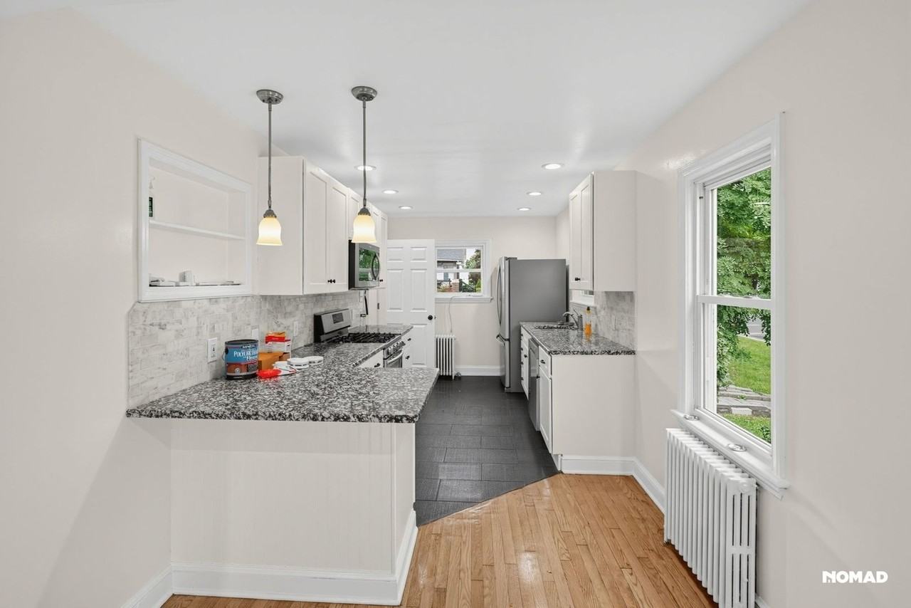 1052 Cortland St - Photo 7 of 29