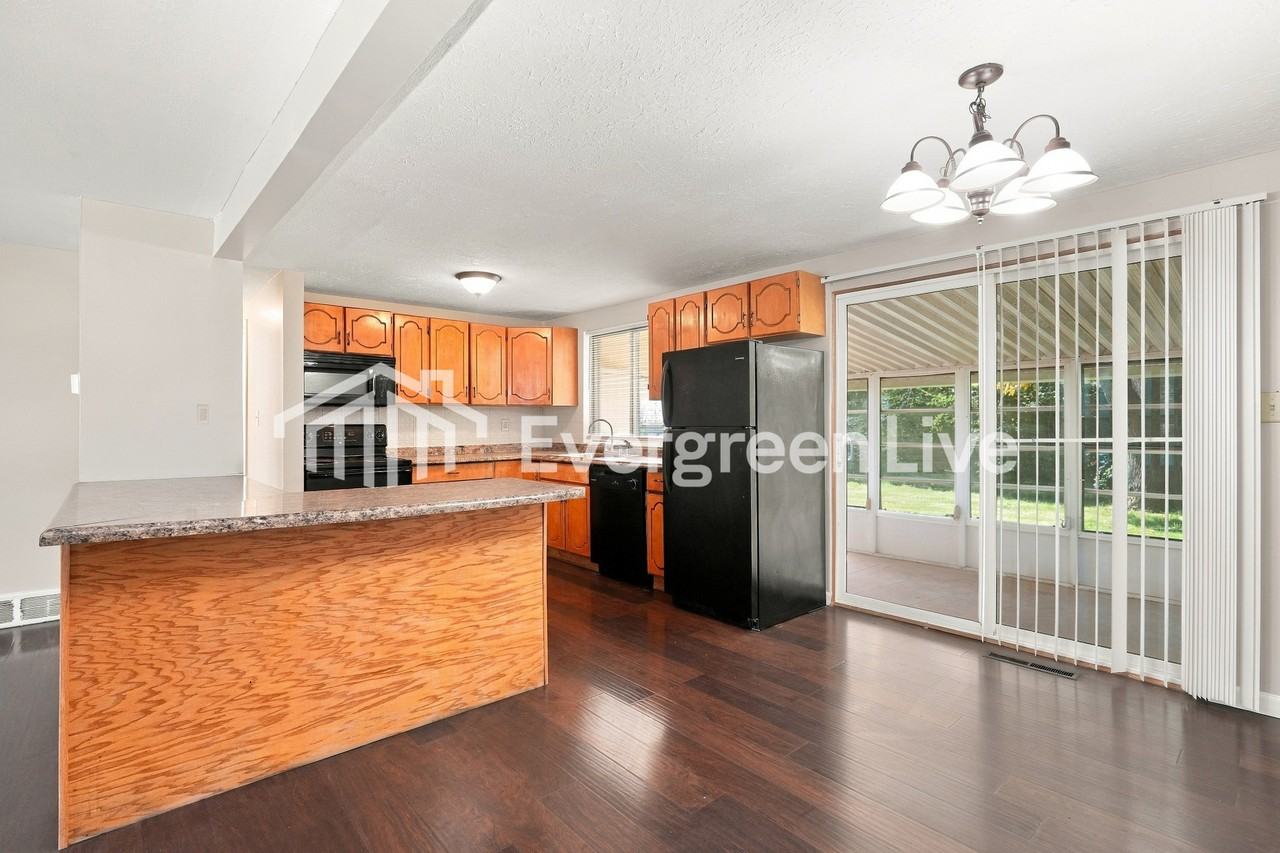 1551 Felix Dr - Photo 4 of 15