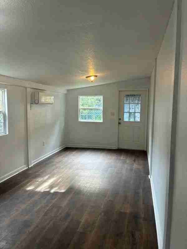 819 S Kings Ave - Photo 2 of 3