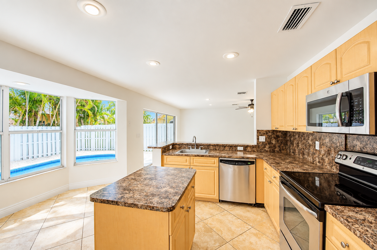 1127 Sw 104th Way - Photo 4 of 10