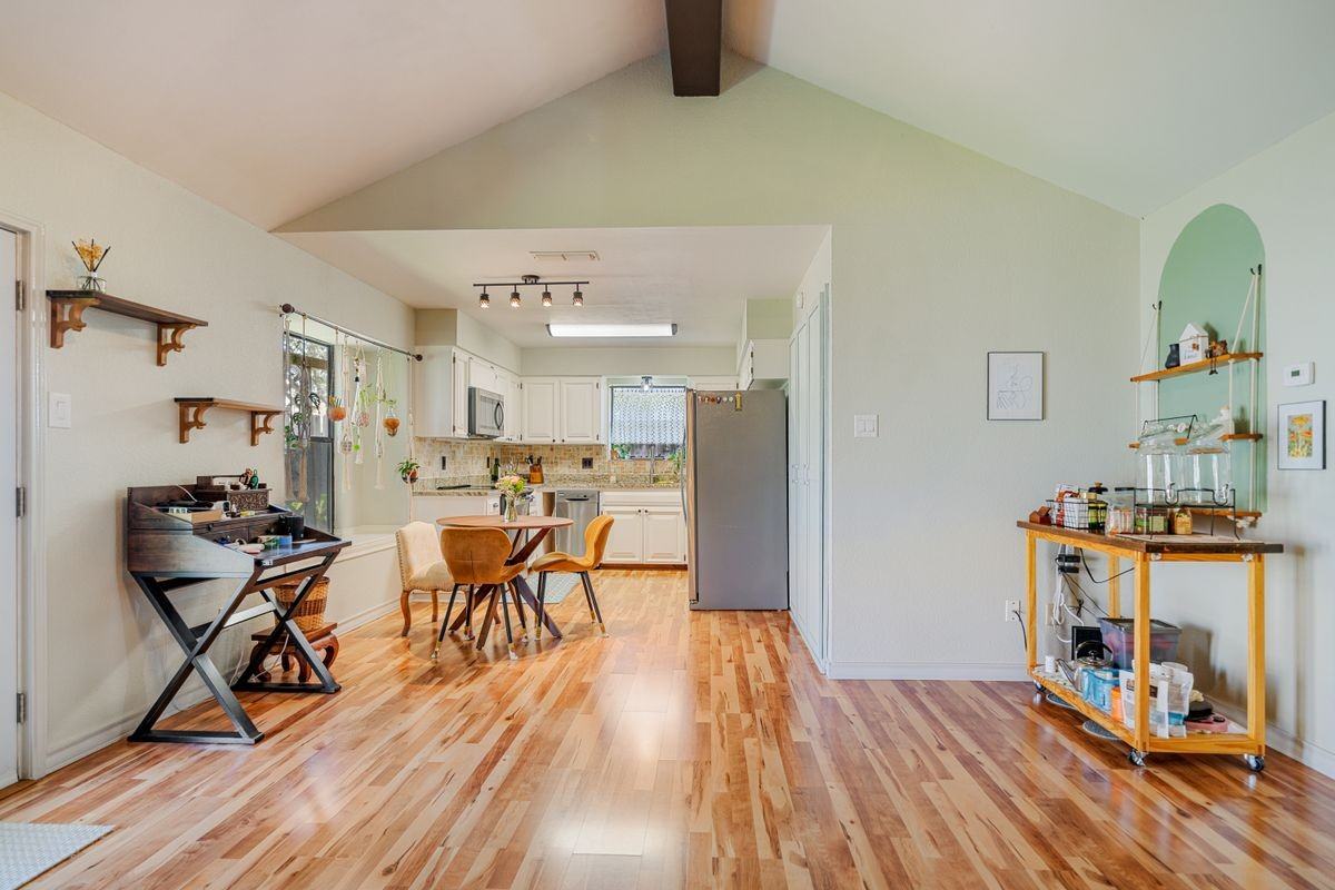 2825 W Mount Dr - Photo 2 of 4