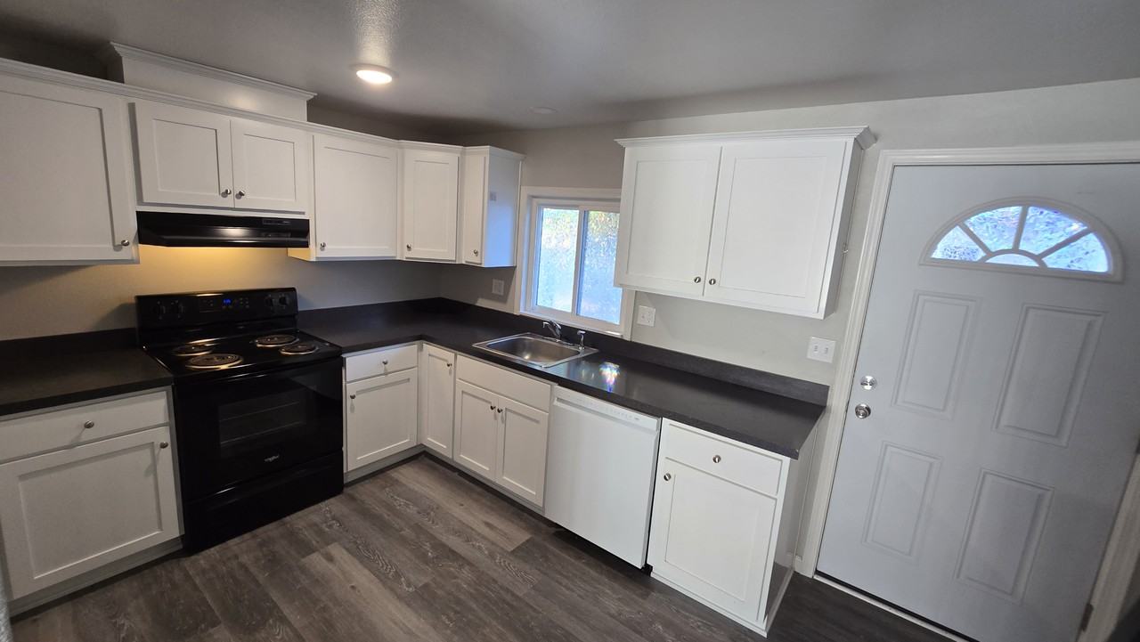 2426 White Ave #B - Photo 3 of 17