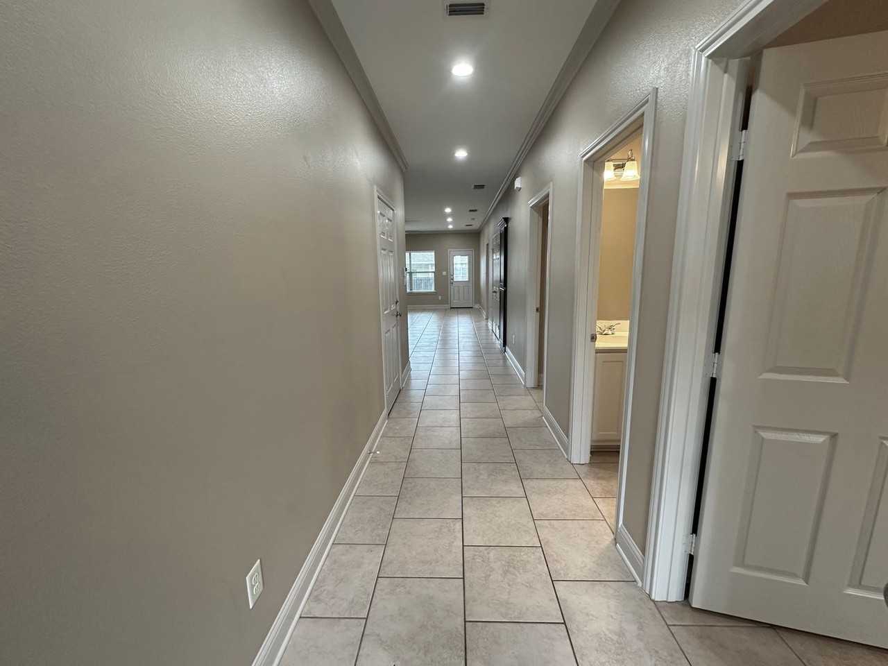 3921 Mobley Cir - Photo 4 of 26