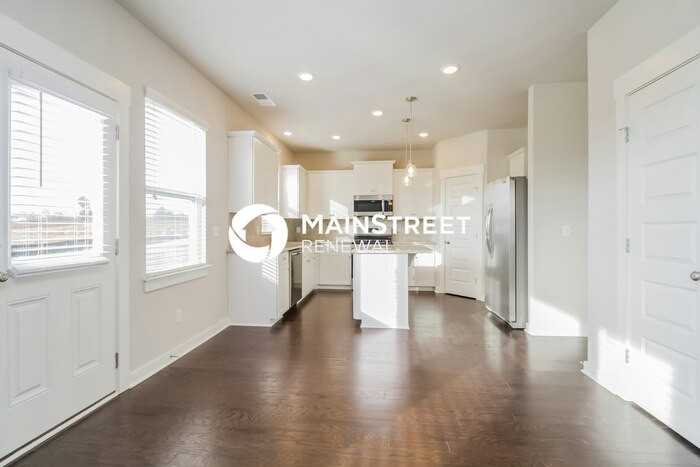 818 Yakima Way - Photo 4 of 15