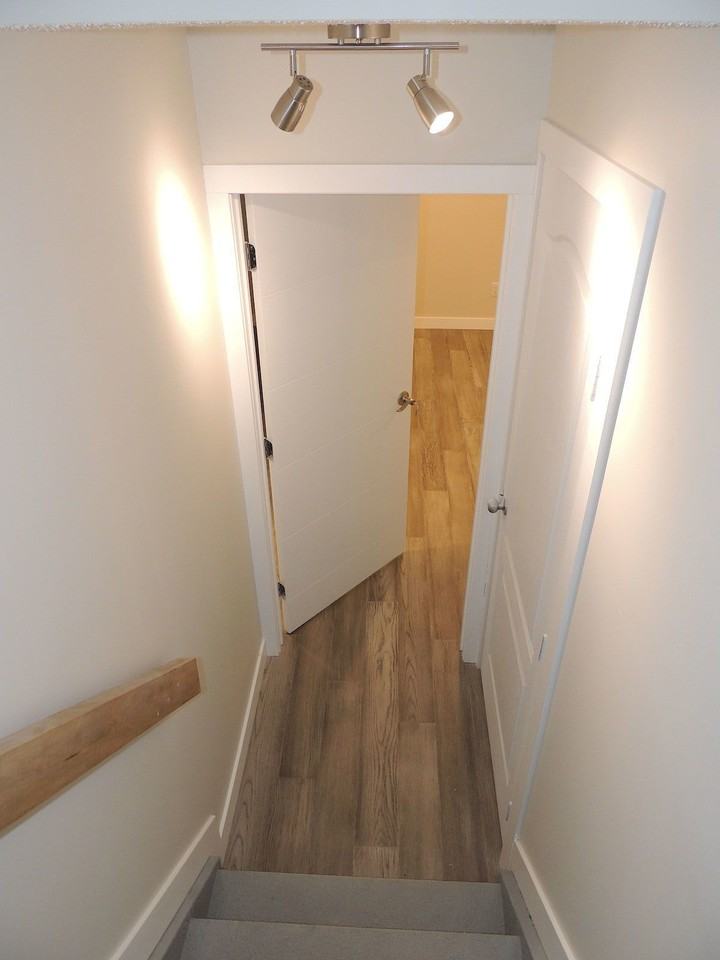 11633 16a Ave Sw - Photo 4 of 17