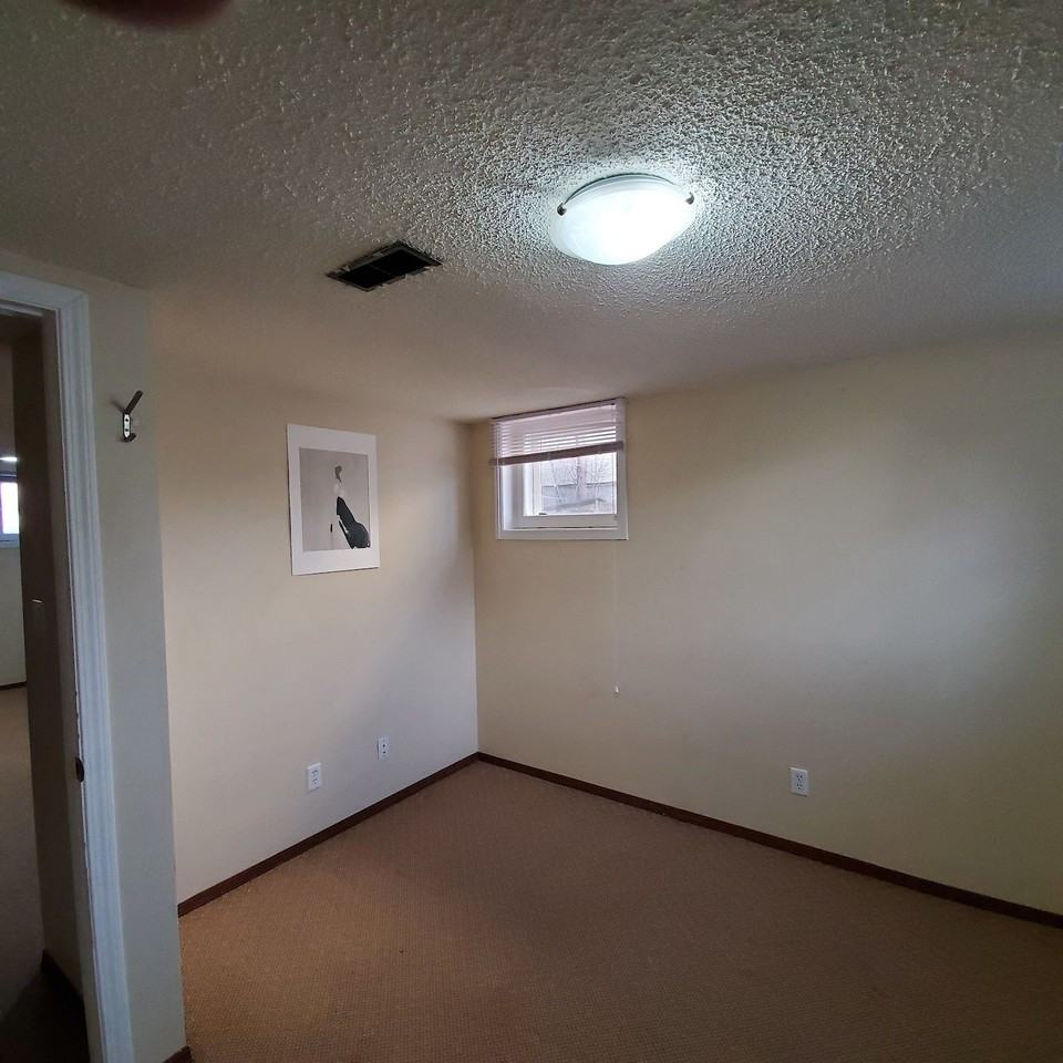 438 20 Ave Nw - Photo 2 of 6
