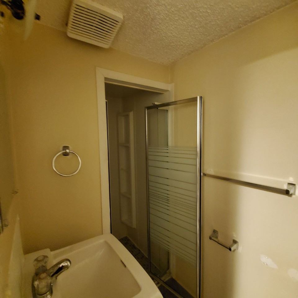 438 20 Ave Nw - Photo 4 of 6