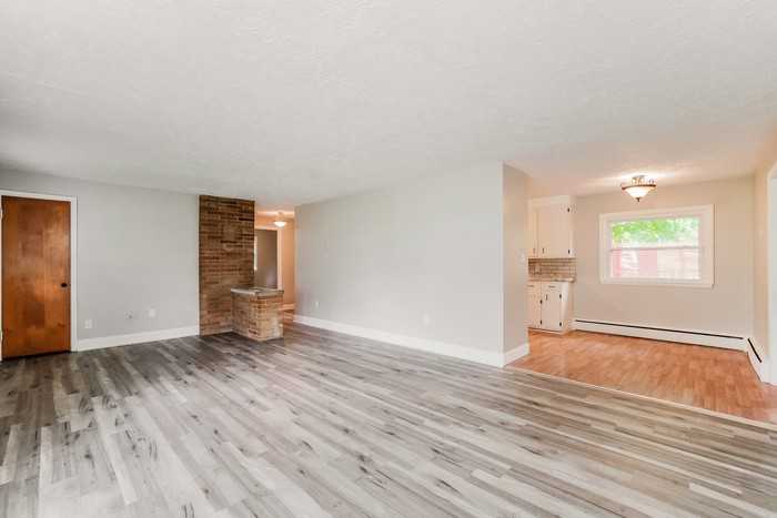 425 Illinois Ave N - Photo 2 of 14