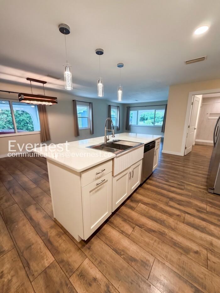 8914 Memorial Hwy - Photo 4 of 32