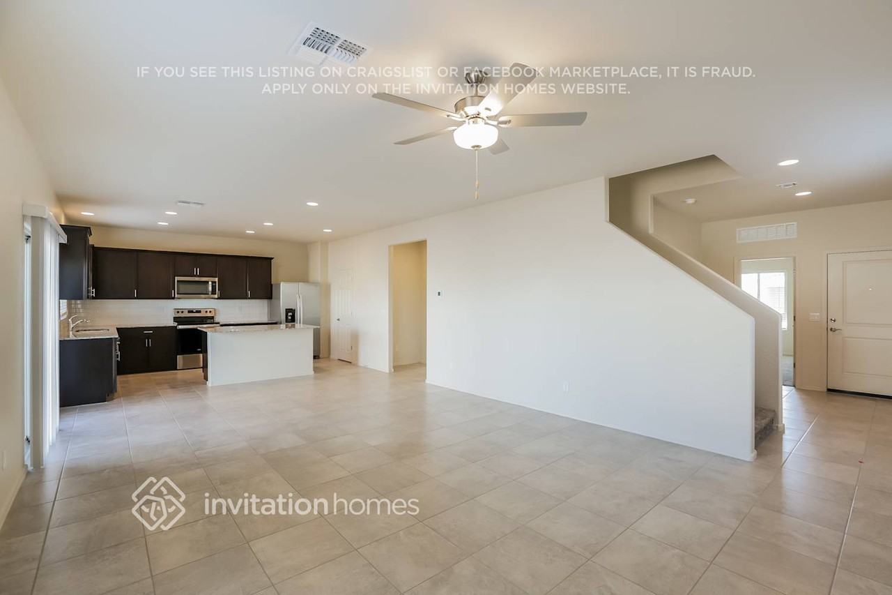 25216 W Chipman Rd - Photo 4 of 23