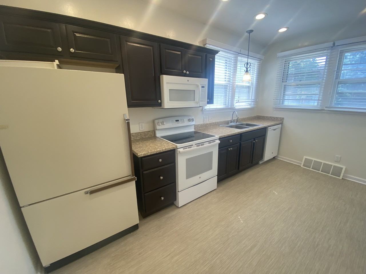 222 Fairchild St - Photo 2 of 25