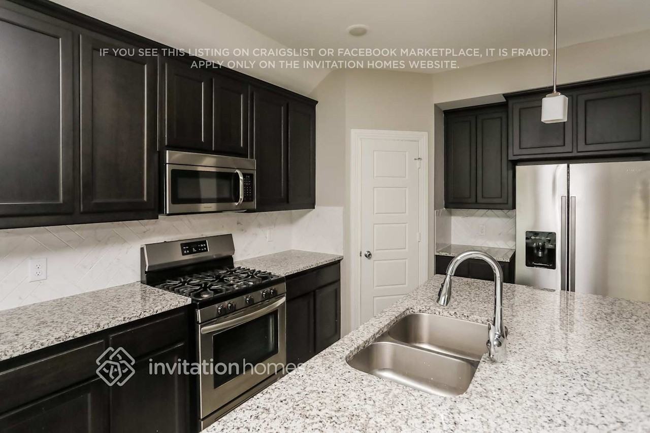 1522 Calcot Ln - Photo 3 of 14