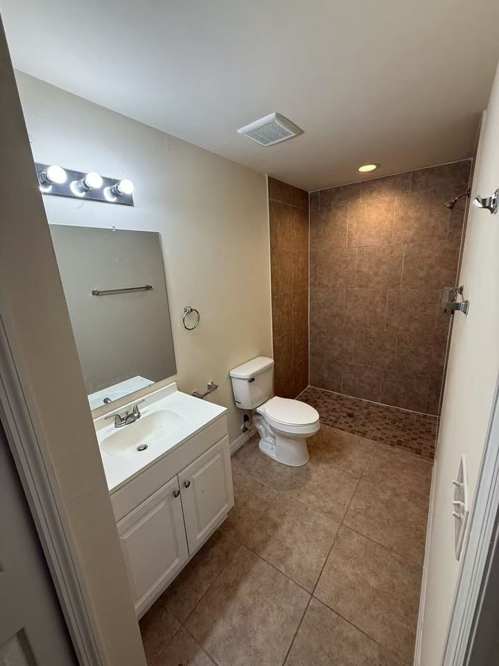 927 Se 13th St - Photo 2 of 13