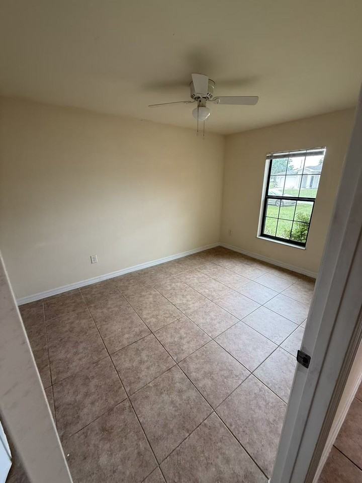 927 Se 13th St - Photo 4 of 13