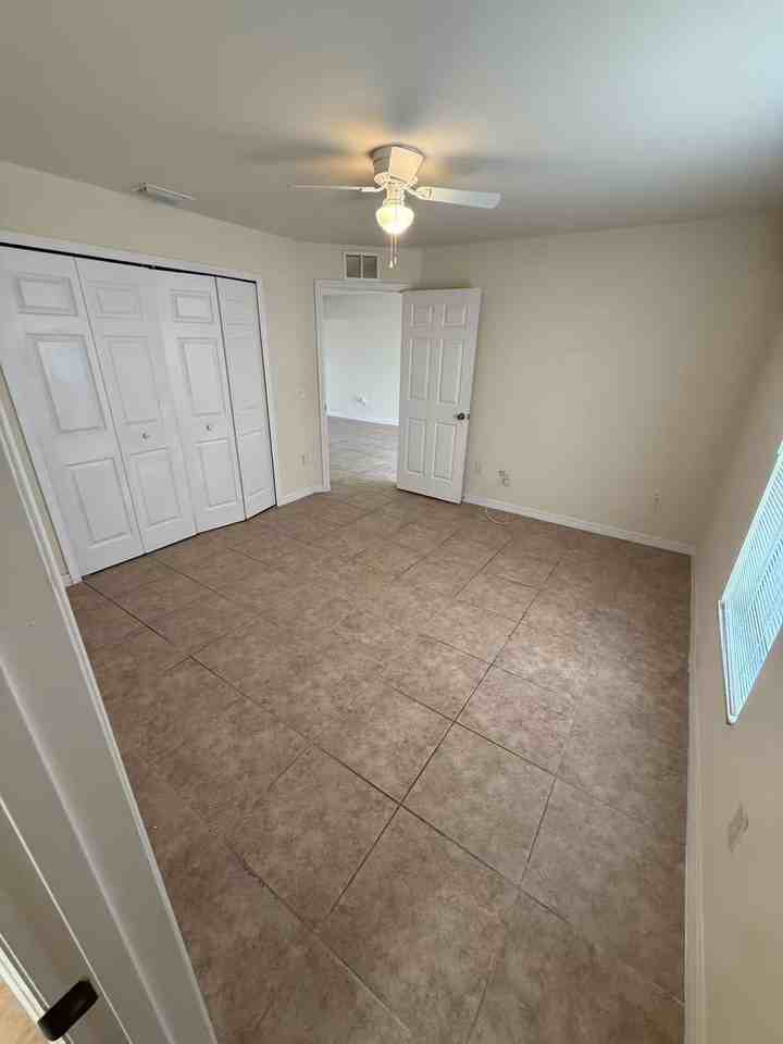927 Se 13th St - Photo 5 of 13