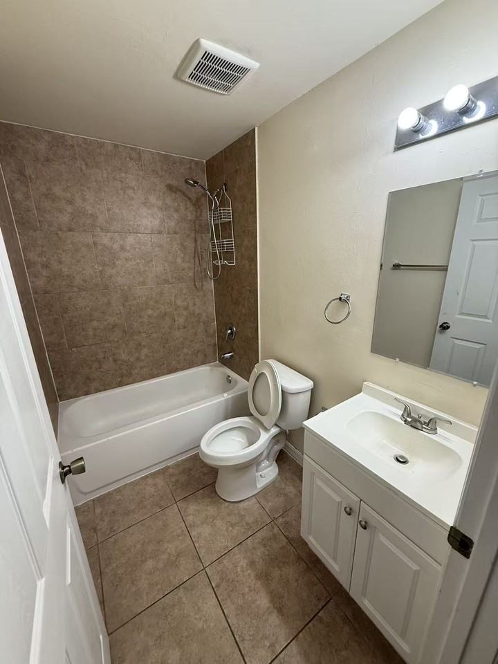 927 Se 13th St - Photo 7 of 13