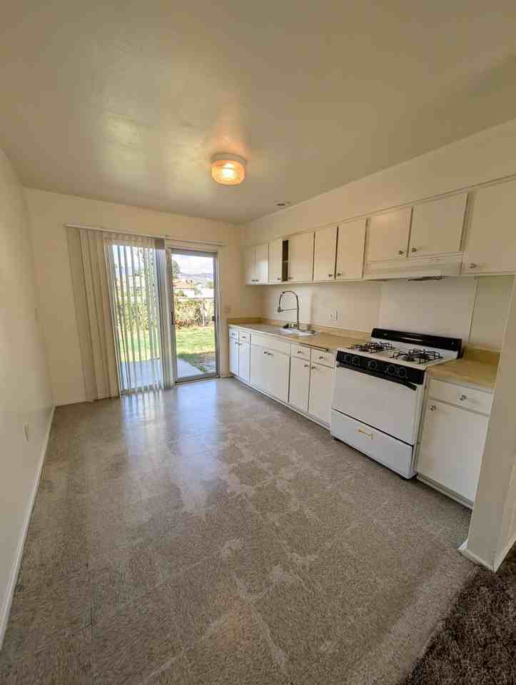 150 N Hemet St #5