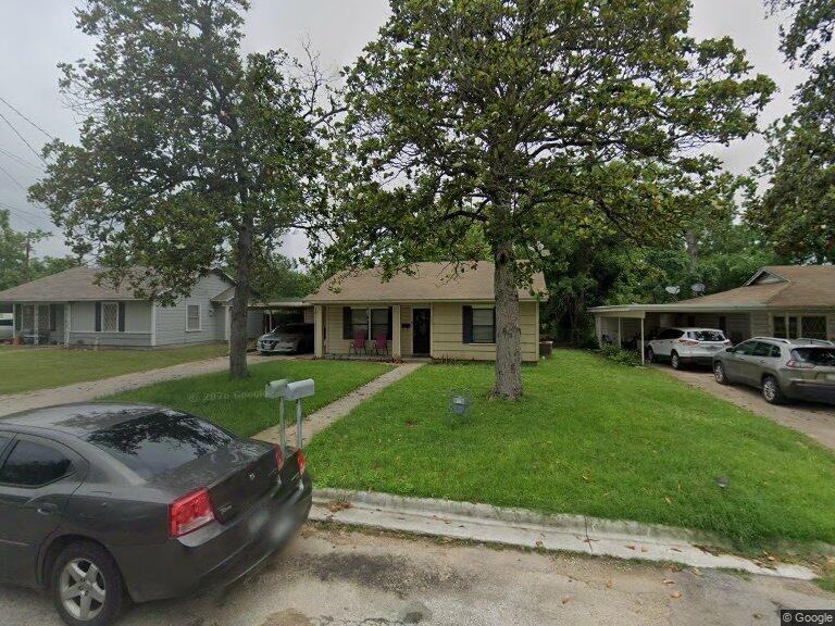 702 E 14th St - Photo 2 of 2