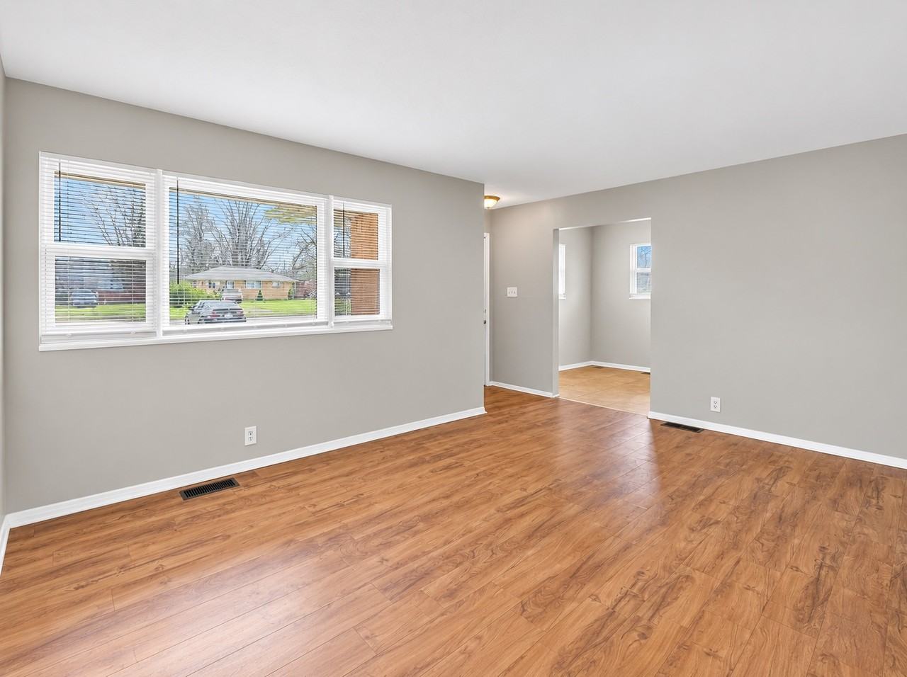 4184 N Grand Ave - Photo 2 of 10