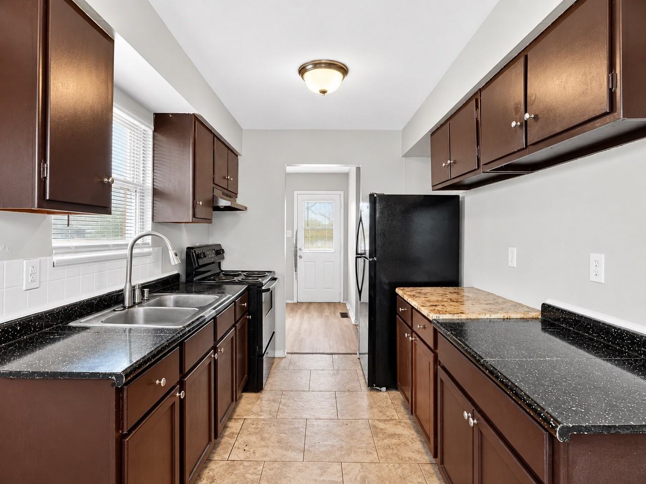 4184 N Grand Ave - Photo 4 of 10