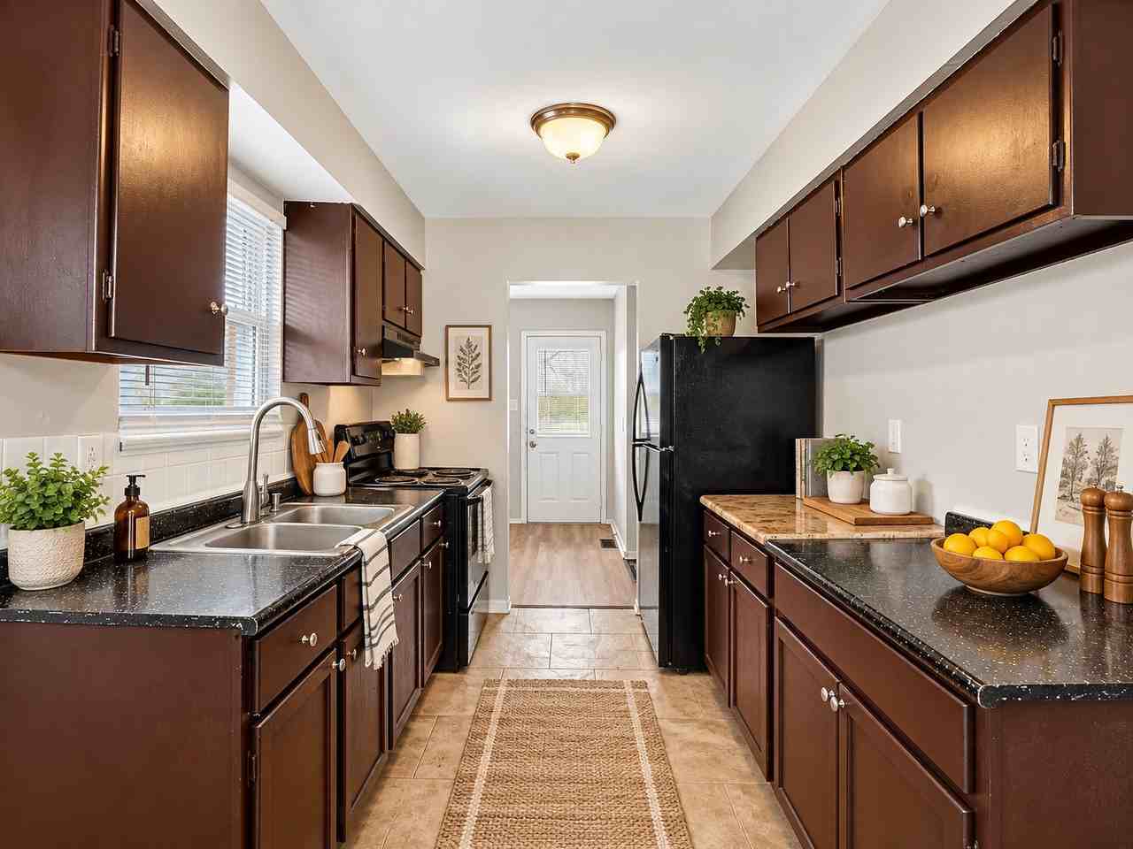 4184 N Grand Ave - Photo 5 of 10