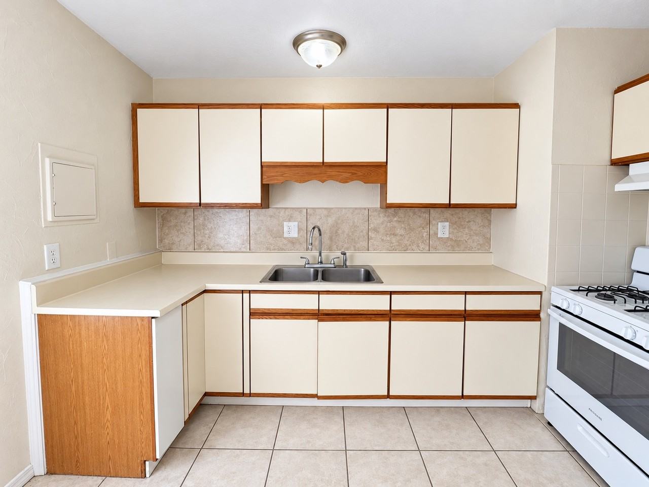 4955 N Kenyon Dr - Photo 4 of 12
