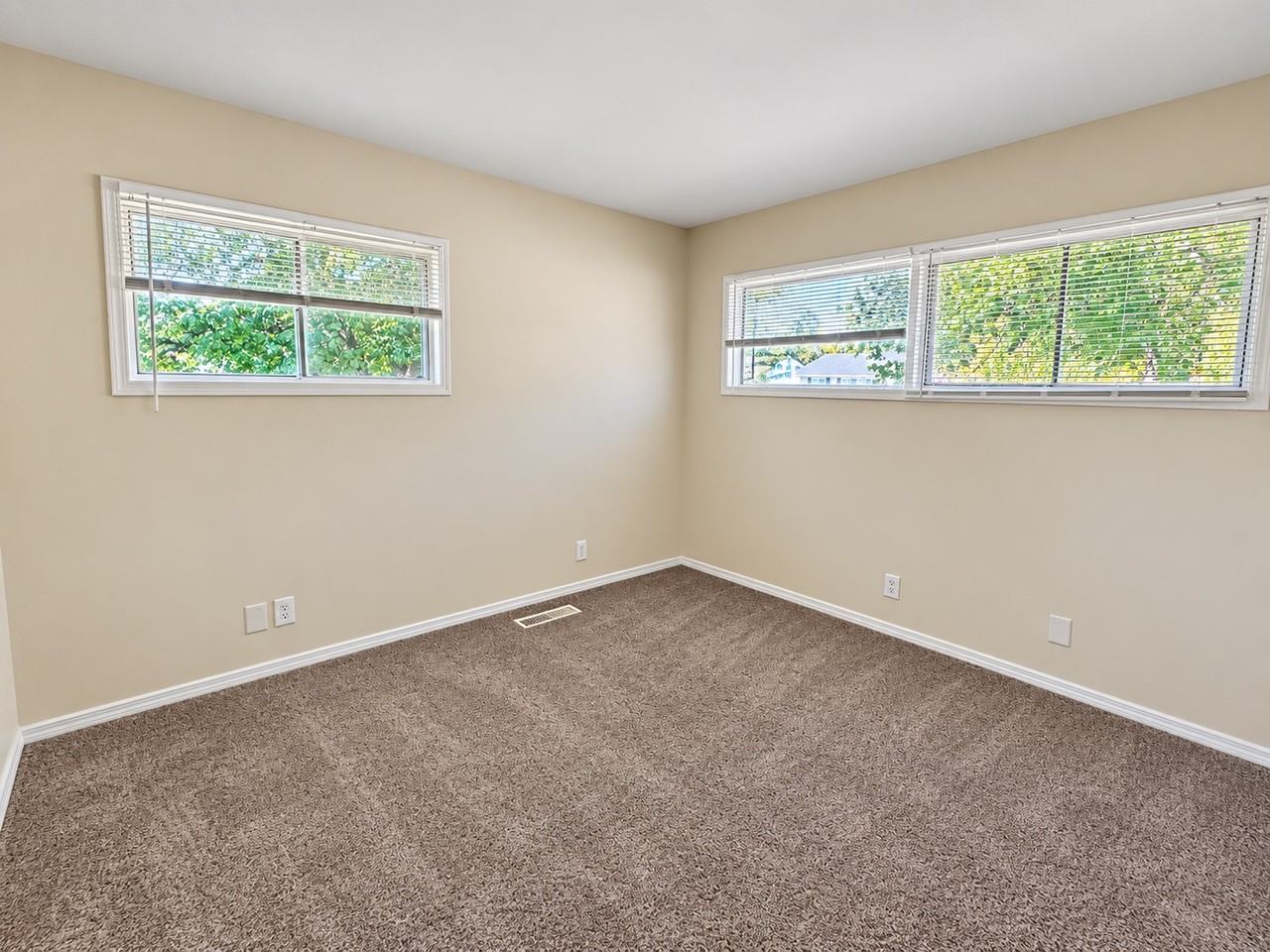 4955 N Kenyon Dr - Photo 6 of 12