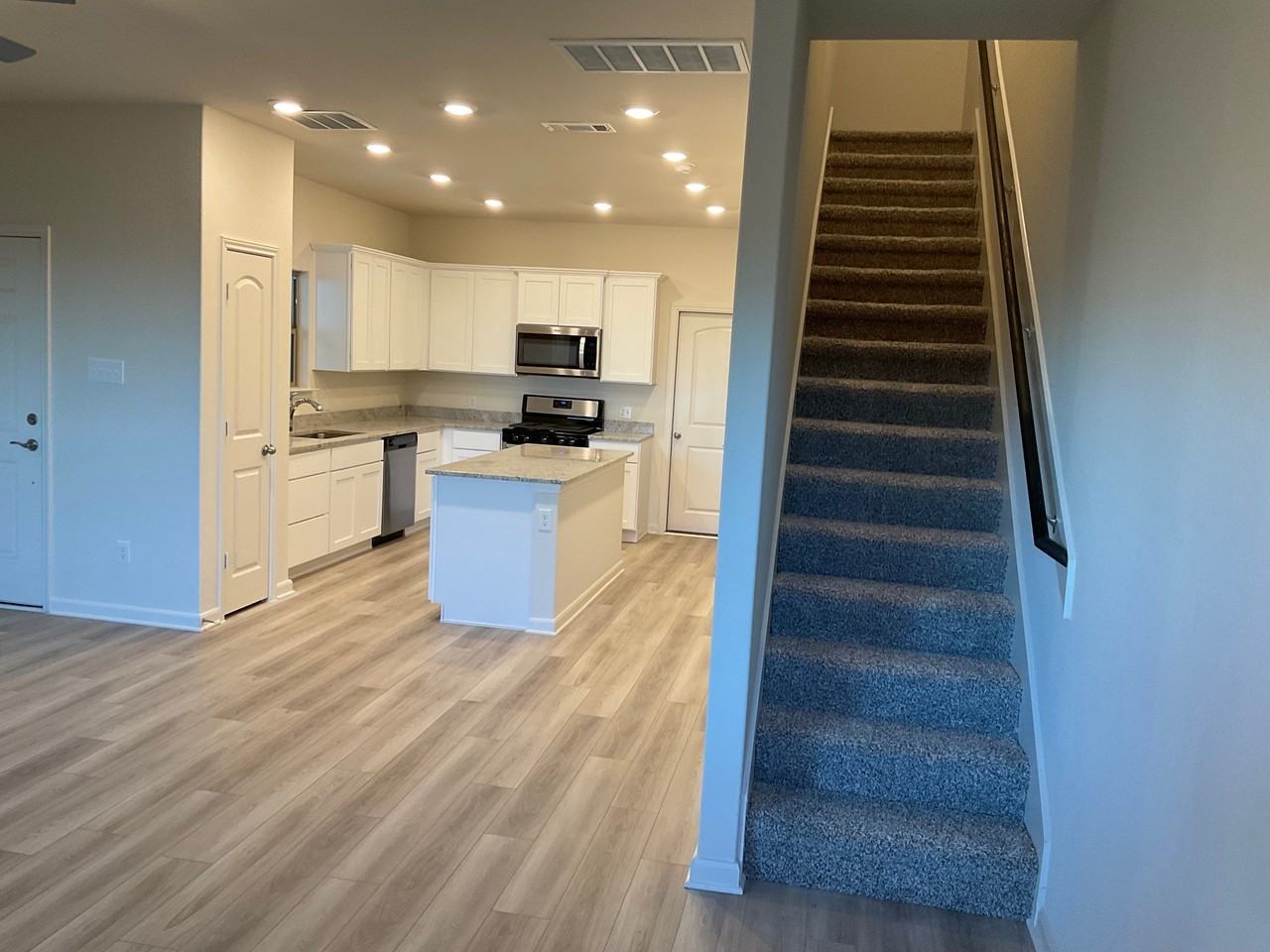 325 Stone Ct - Photo 3 of 21