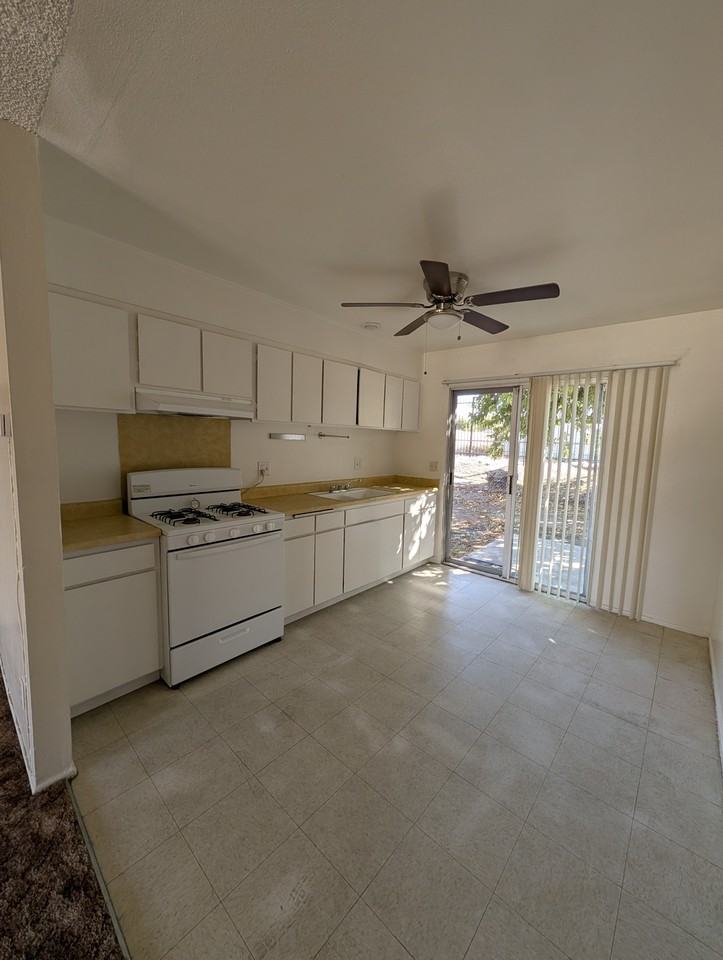 150 N Hemet St #9
