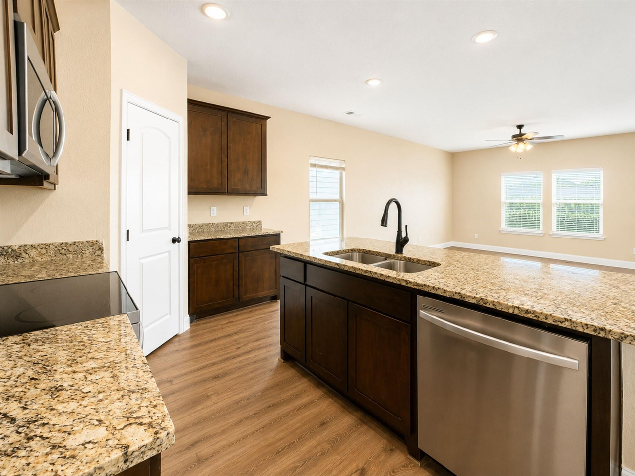 124 Canales Cir - Photo 7 of 21
